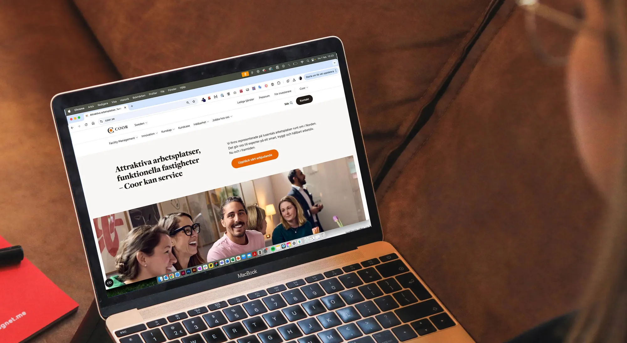 Coor's new start page open on a laptop, showing the headline “Attraktiva arbetsplatser, funktionella fastigheter – Coor kan service” above a photo of colleagues.